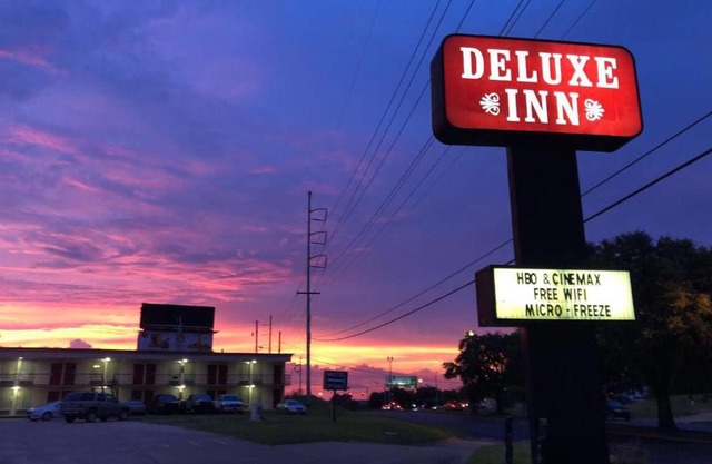 Deluxe Inn