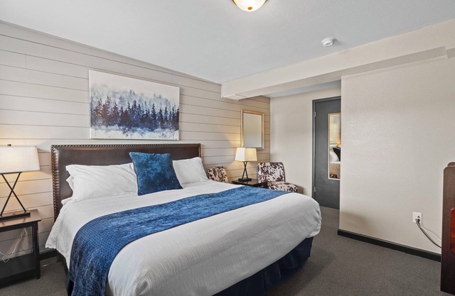 Deluxe King bedroom (river access)