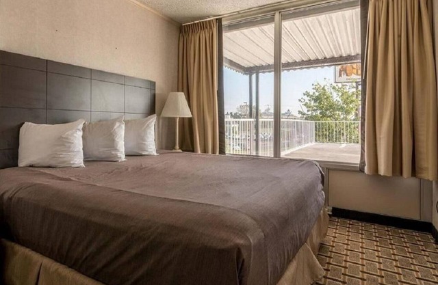 Deluxe King Room near Opryland