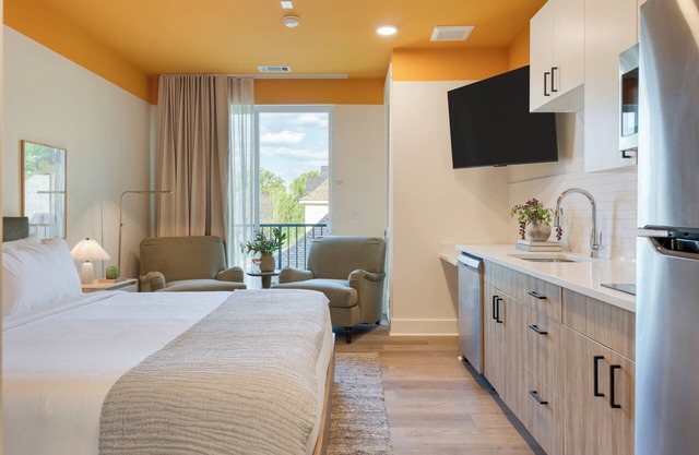 Deluxe King w/ Balcony |The Gilmore Hotel