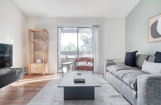 Deluxe Mountain View 1BR w/ Gym, Pool & W/D, nr downtown, by Blueground