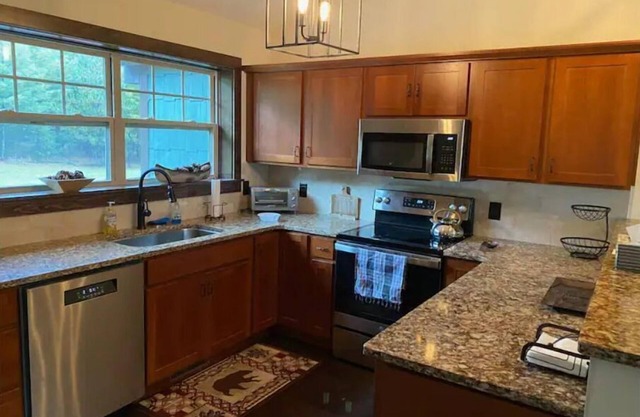 Deluxe, Newly Built 4 BR Townhouse