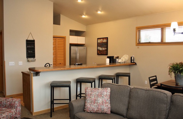 Deluxe One Bedroom Condo. AMAZING VIEWS. On bus route. Pet friendly.