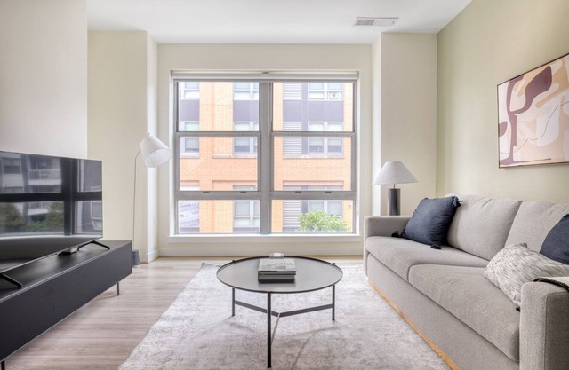 Deluxe Potomac Yard 1BR w/ W/D & Concierge, nr Airport, by Blueground