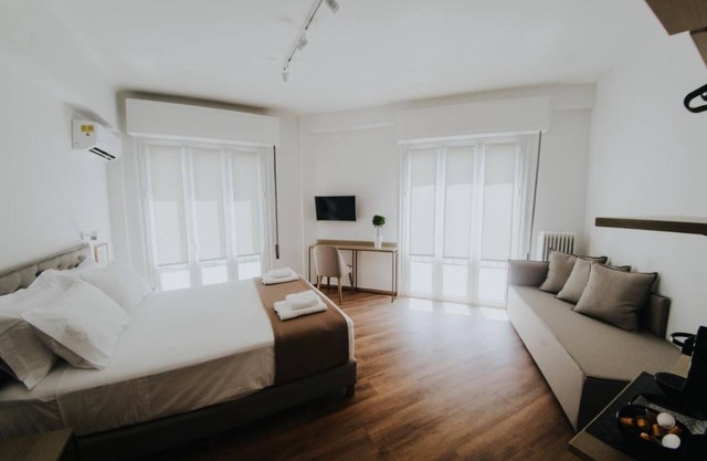 Deluxe Queen or 2 Single Beds - R1