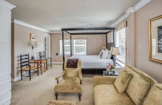 Deluxe Queen Room with Beach Access! Close to Cannon Beach Art Galleries!