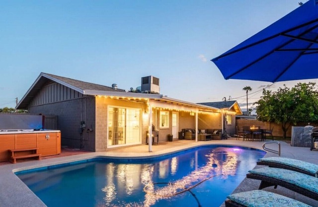 Deluxe Ranch Home with a Hot tub, Pool, Fire pit, BBQ