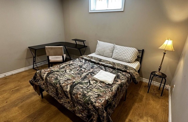 Deluxe Room Close to Restaurants, Plaza, Shopping, Gym & Colleges