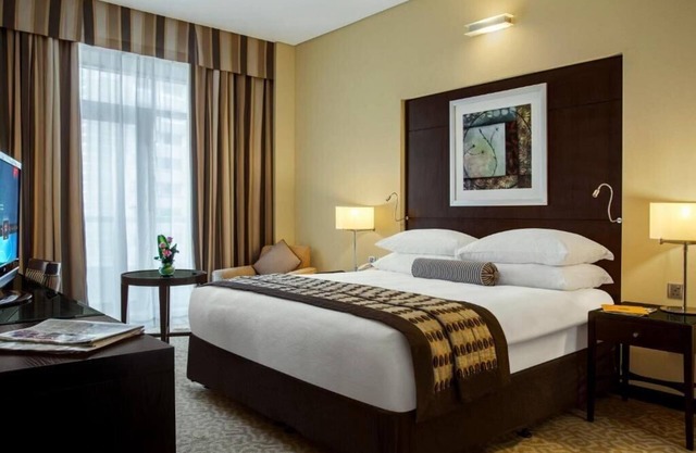 Deluxe Room Near Internet Metro Station By E R