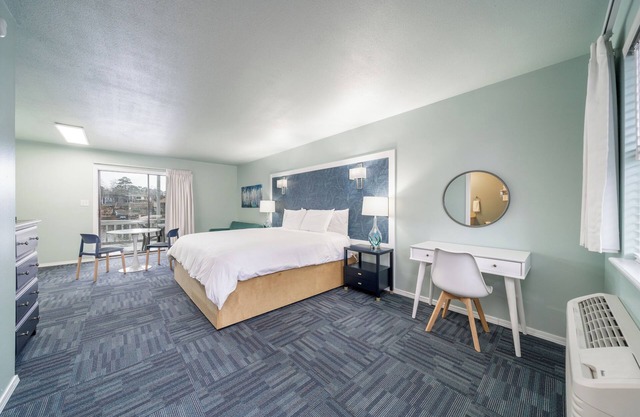 Deluxe Studio Suite, 1 King Bed, Lake View, Upper Floor