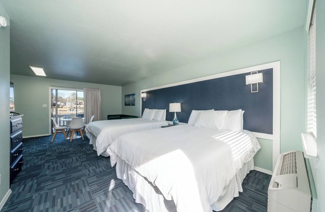 Deluxe Studio Suite, 2 Queen Beds, Lake View, Ground Floor
