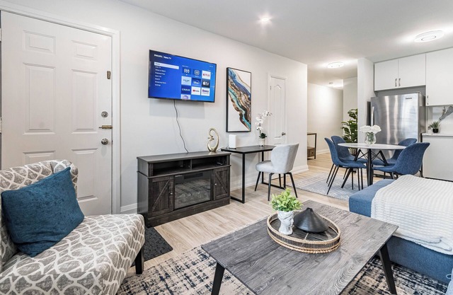 Deluxe Suite, Free Parking, Port Credit Lakeshore