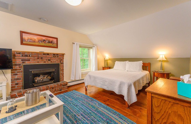 Deluxe Suite with Queen Bed, Full Sofa Bed, Fireplace, Refrigerator, Coffee Maker, Microwave
