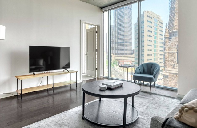 Deluxe Upper Downtown 2BR w/ Gym & Pool near 16th St Mall, by Blueground