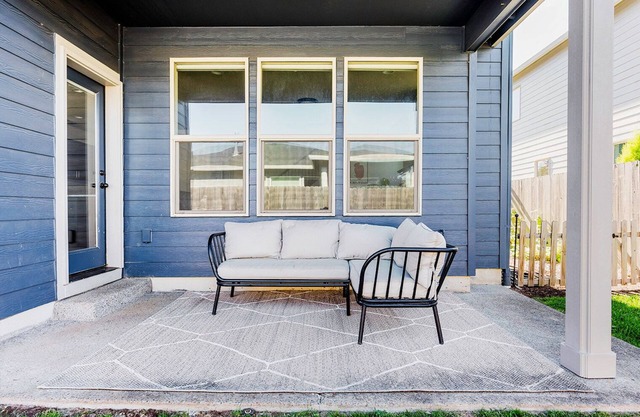 Deluxe Vancouver 4BR w/free parking, A/C & W/D, by Blueground
