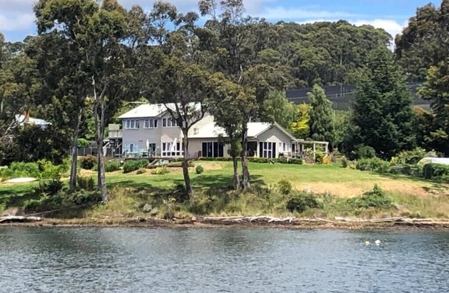 Deluxe waterfront retreat