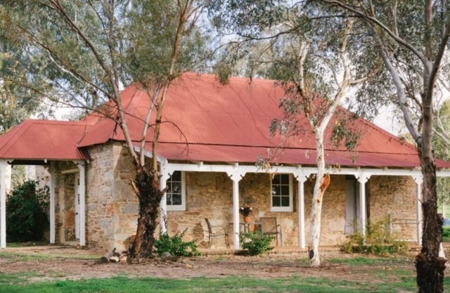 Dempster cottage es una casa de piedra construida en 1840 ubicada entre Northam / Toodyay.