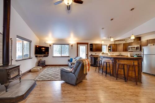Denali Basecamp Cozy Talkeetna Chalet with Fire Pit