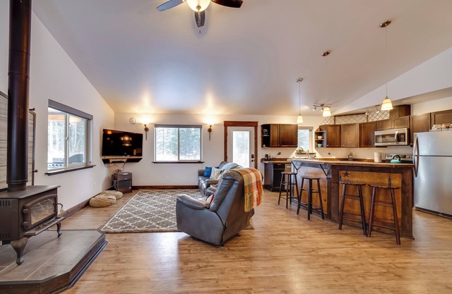 Denali Basecamp: Cozy Talkeetna Chalet w/ Fire Pit