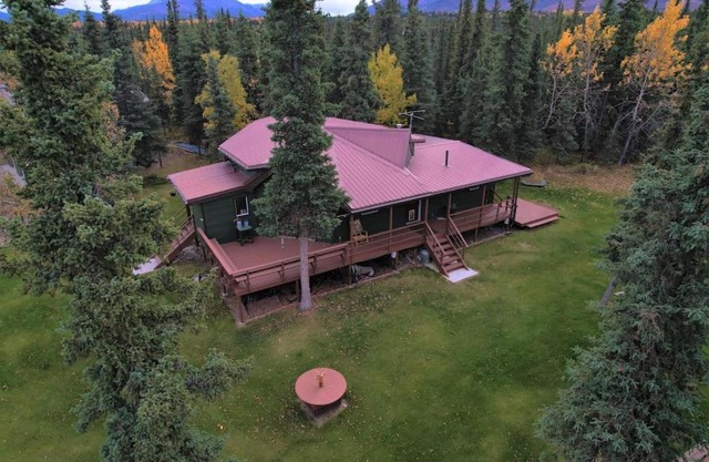 Denali Natl Park 3 Bedroom Home on 5 Acres, hiking and wildlife