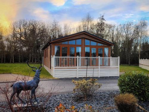 Deneb Lodge with Hot Tub