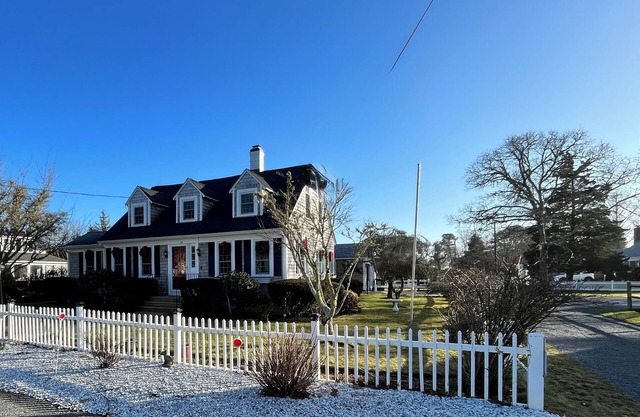 Dennisport! Walk to 3 Public Beaches! Charming 4-bedroom 3 bath House with AC
