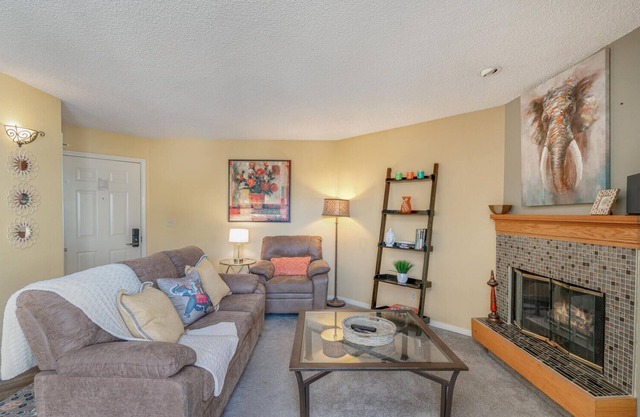 Denver Tech Center Apt! Fast WiFi & Free Parking!