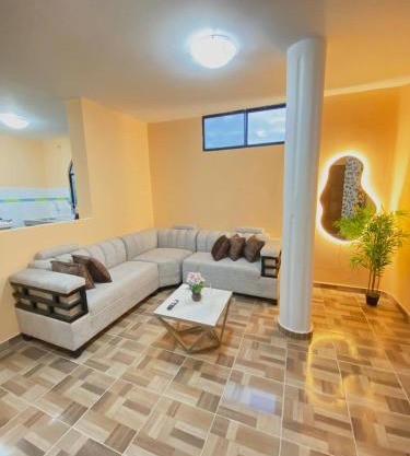 Departamento en San Cristóbal a 5 minutos del malecón, con 2 habitaciones, 4 camas, sala de estar, área de comedor, cocina equipada y excelente ubicación - Marysol - Galápagos Home