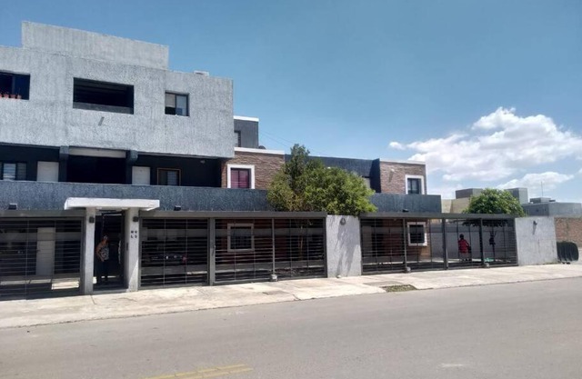 Departamento frente al shopping con patio