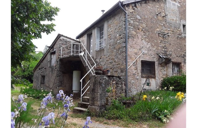 Dependent building of an old farmhouse in the center of the village.