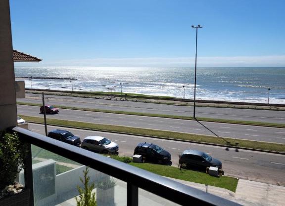 Depto premium frente al mar, cochera y piscina!