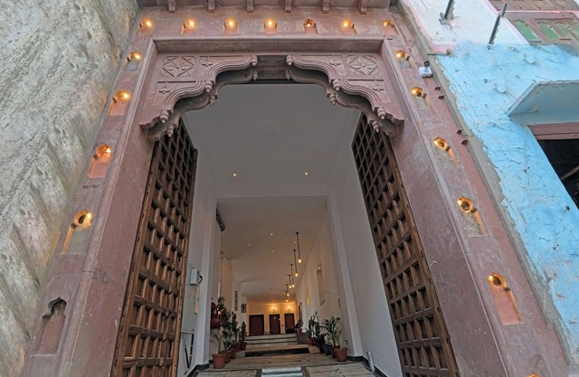 Dera Pichola A Lake Facing Hotel