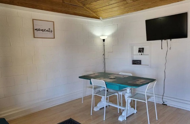 Derekville #3 - Private Unit - Gated Pool