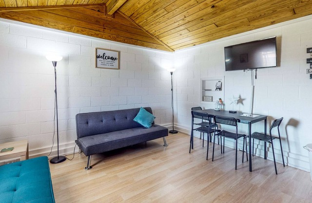 Derekville Unit #4 | Condo in Clifton with pool & hot tub