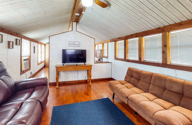 Derekville Unit #9 | Condo in Clifton with pool & hot tub
