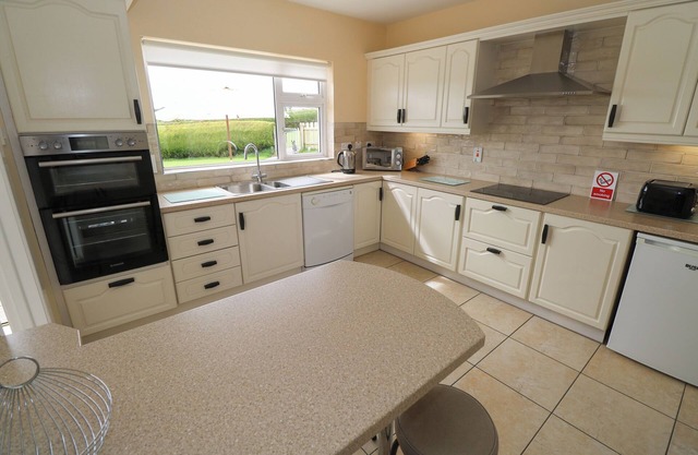 DERRYALLEN VIEW, pet friendly, with open fire in Enniskillen