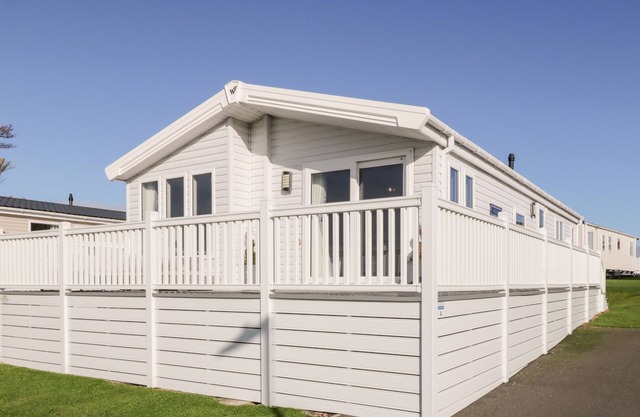 DERSHEL LODGE, luxury holiday cottage, with a garden in Southerness