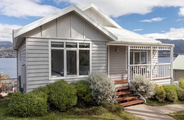 Derwent River Cottage - Tranquil Waterfront Living