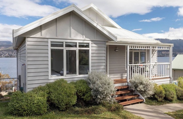 Derwent River Cottage Tranquil Waterfront Living