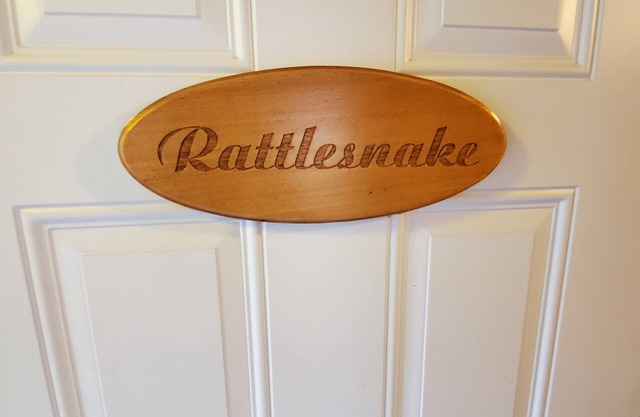 Deschutes Motel - Rattlesnake - King Suite w/ 1 King Bed