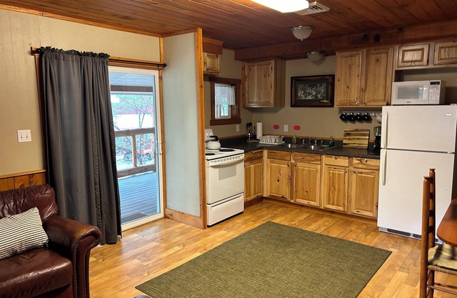 Deschutes River Fly Shop & Camp, River View Cabin Rental
