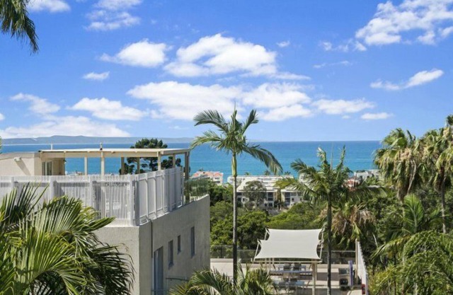 Descola 10 - On Noosa Hill this top-level unit with ocean views from the balcony