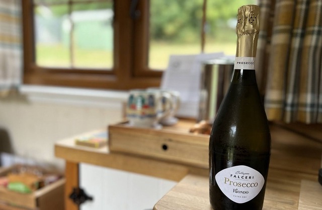 Beautiful Shepherd's Hut with Hot Tub at The Daffodil (Primrose)