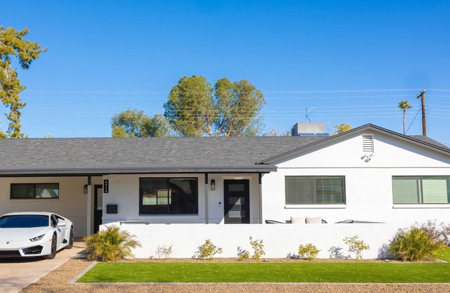 Desert Diamond ! 5 minutes from Old Town Scottsdale and Mill Avenue