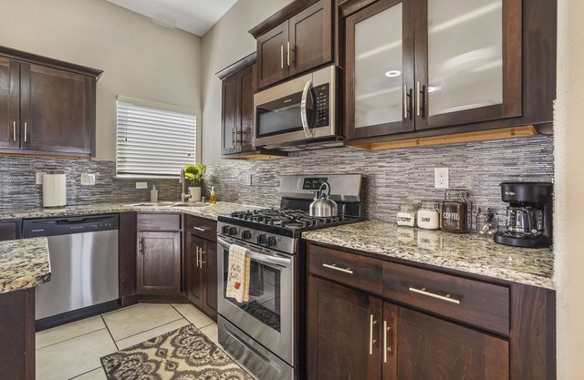 Desert Dreamscape 4 Beds + Office...Pets Welcome! Entire home minutes to E Bliss