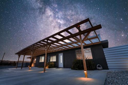 Desert Oasis - Firepit, Stargazing, Kitchen Essentials, 5 Acres, & Joshua Trees - Sleeps 6 Comfortably, 7 with Sofa, 8 Maximum