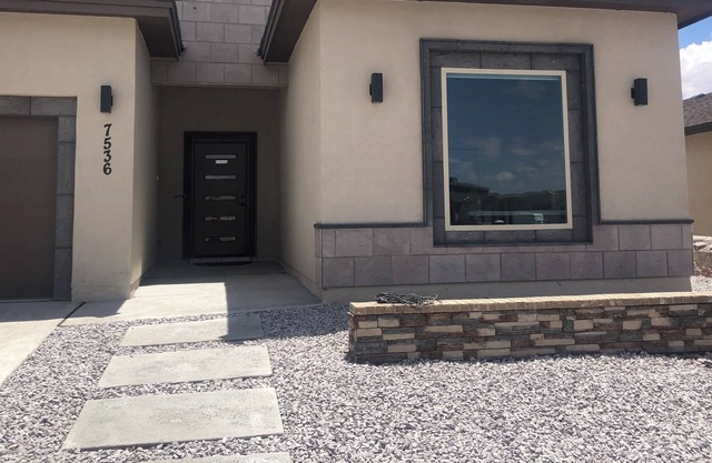 Desert Oasis. New house, gorgeous mountain & valley views, stunning sunsets
