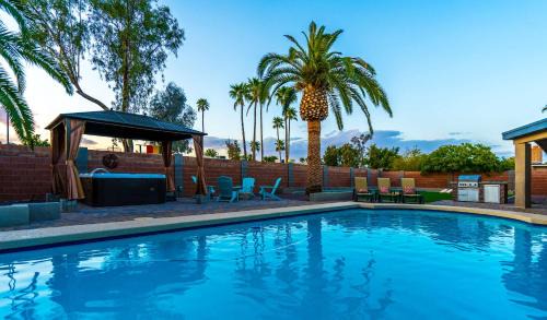 Desert Oasis with Pool Patio 5BR 3BA Near PV