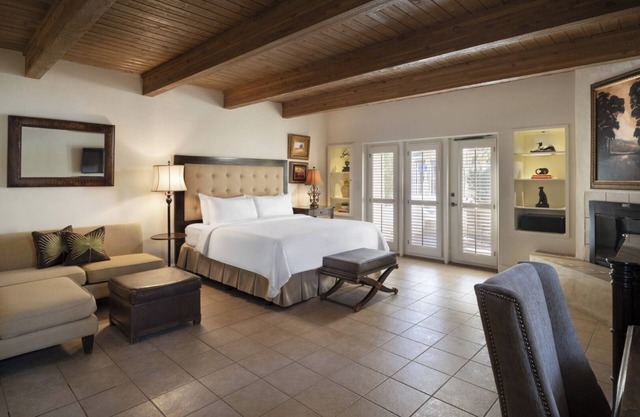 Desert Resort Haven: Elegant Dining, Multiple Pools & Pet-Friendly Spaces