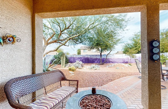 Desert retreat with enclosed yard, instruments, alfresco dining, grill, & W/D